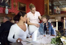 Zimmerm&auml;dchen Lucy (Marisa Leonie Bach, Mitte) erkl&auml;rt dem lebhaften kleinen Patrick (Adrian Wahlen), dass er die Urlauberin Lea (Sandra Speichert) in Ruhe lassen soll.