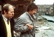 Kriminalkommissar Thanner (Eberhard Feik, l) l&auml;&szlig;t sich ausnahmsweise von seinem Kollegen Schimanski (G&ouml;tz George, r.) f&uuml;hren.