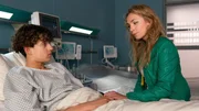 Oles (Marven Gabriel Suarez-Brinkert) Mutter Marie (Jil Funke) untersch&auml;tzt die lebensgef&auml;hrlichen Verletzungen ihres Sohnes.