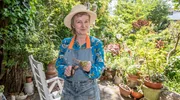 Astrid Szibat hat sich mit ihrem Garten mitten in Ruhrort eine kleine gr&uuml;ne Oase geschaffen. Dort z&uuml;chtet sie Bienen, deren Honig sie in ihrem Hutmacher-Laden am Neumarkt anbietet.