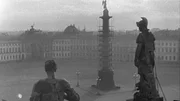 Blick auf Palastplatz und Alexanders&auml;ule vom Dach des Winterpalais, 1941/42.