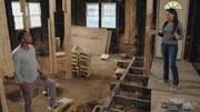Die Immobilien-Profis entdecken Feuerschäden, schlechte Reparaturen und noch mehr Probleme in einem jahrhundertealten Duplex-Haus in East Nashville. Das Haus-Flipping wird zum schwierigsten ihrer bisherigen Karriere. DeRon und Page müssen entscheiden, ob sie das Haus von Grund auf renovieren wollen oder ihre Verluste einstecken und aufgeben. Die Immobilien-Profis entdecken Feuerschäden, schlechte Reparaturen und noch mehr Probleme in einem jahrhundertealten Duplex-Haus in East Nashville. Das Haus-Flipping wird zum schwierigsten ihrer bisherigen Karriere. DeRon und Page müssen entscheiden, ob sie das Haus von Grund auf renovieren wollen oder ihre Verluste einstecken und aufgeben.