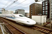 Einfahrt eines N700 Shinkansen in den Bahnhof von Kyoto.