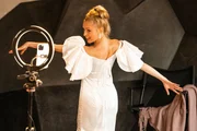 Influencerin Jessica Harms (Anne-Marie Waldeck), die online als "JESSY H" bekannt ist, präsentiert auf ihrem Social-Media-Kanal ein Brautkleid. Noch ahnt sie nicht, dass ihr Verlobter Opfer eines Verbrechens geworden ist. Influencerin Jessica Harms (Anne-Marie Waldeck), die online als "JESSY H" bekannt ist, präsentiert auf ihrem Social-Media-Kanal ein Brautkleid. Noch ahnt sie nicht, dass ihr Verlobter Opfer eines Verbrechens geworden ist.
