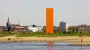 Die m&auml;chtige Stahlskulptur &bdquo;Rheinorange&ldquo; markiert die M&uuml;ndung der Ruhr in den Rhein. Sie ist auff&auml;llige Landmarke zu Beginn des Duisburger Hafens und Wahrzeichen vor den Ufern Ruhrorts. - (Archivfoto: Skulptur "Rheinorange" von Lutz Frisch)