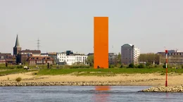 Die m&auml;chtige Stahlskulptur &bdquo;Rheinorange&ldquo; markiert die M&uuml;ndung der Ruhr in den Rhein. Sie ist auff&auml;llige Landmarke zu Beginn des Duisburger Hafens und Wahrzeichen vor den Ufern Ruhrorts. - (Archivfoto: Skulptur "Rheinorange" von Lutz Frisch)