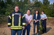 Marvin Hartwigsen (Stefko Hanushevsky, 2.v.l.) und Arthur Brandt (Felix V&ouml;rtler, l.) st&uuml;rmen die Absturzstelle, um das UFO zu sehen. Marie (Katharina Wackernagel, 2.v.r.) und Jenny (Eva B&uuml;hnen, r.) sind verbl&uuml;fft von den beiden.