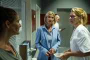 Martina Seiffert (Astrid M. Fünderich, M.) und Selma Kirsch (Yve Burbach, l.) sprechen mit Annalena Haller (Karen Böhne, r.). Martina Seiffert (Astrid M. Fünderich, M.) und Selma Kirsch (Yve Burbach, l.) sprechen mit Annalena Haller (Karen Böhne, r.).