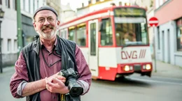 Peter Jacques ist so etwas wie der Stadtteil-Chronist von Ruhrort: &ldquo;Andere machen sch&ouml;ne Sachen, und ich erz&auml;hle dar&uuml;ber,&ldquo; fasst er seine T&auml;tigkeit zusammen. Besonders verliebt ist der Fotograf in Ruhrorts Insellage und das viele Wasser, das sein Quartier umgibt.