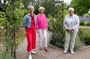 Die Rosenfreundinnen (rechts) mit Moderatorin Anna Lena Dörr (links) im Rosengarten. Die Rosenfreundinnen (rechts) mit Moderatorin Anna Lena Dörr (links) im Rosengarten.