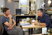 Gelassen erzählt Sebastian (Klaus Zmorek, r.) Ole (Patrik Fichte), dass er bei Jana keine Chancen hat. Gelassen erzählt Sebastian (Klaus Zmorek, r.) Ole (Patrik Fichte), dass er bei Jana keine Chancen hat.