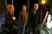 Tom Kupfer (Ludwig Blochberger, M.) und Richard Voss (Jan Gregor Kremp, r.) schauen sich im Theater des Opfers um, in dem Iris Leitner (Aglaia Szyszkowitz, l.) engagiert ist. Tom Kupfer (Ludwig Blochberger, M.) und Richard Voss (Jan Gregor Kremp, r.) schauen sich im Theater des Opfers um, in dem Iris Leitner (Aglaia Szyszkowitz, l.) engagiert ist.