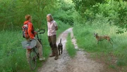 Nathalie Bunke und Terrier Oskar machen weiter den Wald sicher. Vor allem f&uuml;r die heimischen Wildtiere. Konflikte gibt es dabei immer wieder mit Berliner Hundebesitzern, weil die sich nicht an die Leinenpflicht halten. Ob Nathalie Bunke mit guten Argumenten statt Strafzettel auch bei den Uneinsichtigen punkten kann?