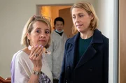 Tamara Meurer (Anja Pahl, r.) ist gemeinsam mit Spusi Thomas Brandner (Yung Ngo, M.) in der Wohnung des Toten. Ganz genau beobachtet werden sie dabei von seiner neugierigen Nachbarin Frau Schudt (Anna Böttcher, l.). Tamara Meurer (Anja Pahl, r.) ist gemeinsam mit Spusi Thomas Brandner (Yung Ngo, M.) in der Wohnung des Toten. Ganz genau beobachtet werden sie dabei von seiner neugierigen Nachbarin Frau Schudt (Anna Böttcher, l.).