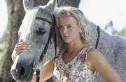 Lena (Eva Habermann) ist nach langer Zeit an den Ort ihrer Kindheit zurückkehrt. Lena (Eva Habermann) ist nach langer Zeit an den Ort ihrer Kindheit zurückkehrt.