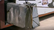 Der verd&auml;chtige Tank eines leeren Tourbusses r&uuml;ckt bei der Grenzkontrolle in den Fokus der Beamten - Unregelm&auml;&szlig;igkeiten deuten auf m&ouml;glichen Schmuggel hin.