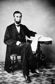 Im amerikanischen Bürgerkrieg kämpften die Nordstaaten unter US-Präsident Abraham Lincoln gegen die separatistischen Südstaaten. Zentral für den Konflikt war die von Lincoln geforderte Abschaffung der Sklaverei. Im amerikanischen Bürgerkrieg kämpften die Nordstaaten unter US-Präsident Abraham Lincoln gegen die separatistischen Südstaaten. Zentral für den Konflikt war die von Lincoln geforderte Abschaffung der Sklaverei.