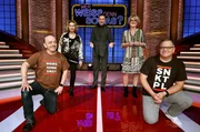 Moderator Kai Pflaume (M.) und seine Rateteam-Kapit&auml;ne Bernhard Ho&euml;cker (l.) und Elton (r.) begr&uuml;&szlig;en in dieser Sendung die Schauspielerin Michaela May (2.v.l.) und die Schauspielerin Saskia Vester (2.v.r.).