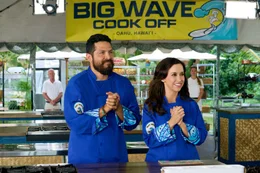 Emma (Lacey Chabert) und Frankie (Omar Bustamante) beim Kochwettbewerb.