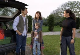 Lea (Sandra Speichert, re.) wei&szlig; nicht, was sie davon halten soll, dass Brian (Erol Sander, li.) mit seinem Sohn Patrick (Adrian Wahlen) und seiner &uuml;berraschend aufgetauchten Ex-Frau Rebecca (Nicole Beutler) einen Sonntagsausflug unternimmt.