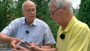 Klaus Roggel (li.) setzt auf Hightech. Selbst bei der Ansiedlung von Mauerseglern. Bei Wolfgang Bergfelder am Bundesring h&auml;ngt mittlerweile zwar ein Brutkasten. Aber die n&auml;chste Herausforderung l&auml;sst nicht lange auf sich warten: Wie finden die V&ouml;gel in den Kasten? Klaus Roggel schw&ouml;rt auf Wandbeschallung &hellip;