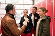 Wie kann sich ein Rettungssanitäter Designermöbel leisten? Nun finden Vera Lanz (Katharina Böhm, l.) und Paul Böhmer (Jürgen Tonkel, r.) auch noch Tausende Euro im Spind. Rettungssanitäter Sebastian Weber (Stephan Luca, 2. v. r.) und Martina Jessing (Anna Brüggemann, 2.v.l.) des Mordopfers sind ratlos. Wie kann sich ein Rettungssanitäter Designermöbel leisten? Nun finden Vera Lanz (Katharina Böhm, l.) und Paul Böhmer (Jürgen Tonkel, r.) auch noch Tausende Euro im Spind. Rettungssanitäter Sebastian Weber (Stephan Luca, 2. v. r.) und Martina Jessing (Anna Brüggemann, 2.v.l.) des Mordopfers sind ratlos.