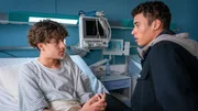 Samir (Zethphan Smith-Gneist, r.) ist hinter das Geheimnis seines Freundes Ole (Marven Gabriel Suarez-Brinkert, l.) gekommen.