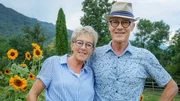 Hinter den Hecken Weingarten Staffel 7 Folge 7 In Bedano TI haben Margrit und Heinz Knecht eine Kombination von Rebberg und Garten verwirklicht – einen «Weingarten». 2024 Copyright: SRF Hinter den Hecken Weingarten Staffel 7 Folge 7 In Bedano TI haben Margrit und Heinz Knecht eine Kombination von Rebberg und Garten verwirklicht – einen «Weingarten». 2024 Copyright: SRF