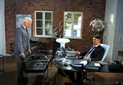 Thomas (Gerry Hungbauer, l.) entschuldigt sich bei Drechsler (Klaus Christian Schreiber, r.) für den öffentlichen Vorwurf: Dieser hätte die Stadt bestohlen. Thomas (Gerry Hungbauer, l.) entschuldigt sich bei Drechsler (Klaus Christian Schreiber, r.) für den öffentlichen Vorwurf: Dieser hätte die Stadt bestohlen.