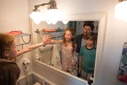 Ella (Bella Bading, l.) überredet ihren Bruder Liam (Sonny oder Danny Corbo, r.) und ihren Vater Michael (Thomas Unger, M.), sich mit seifigen Handabdrücken zu verewigen. Ella (Bella Bading, l.) überredet ihren Bruder Liam (Sonny oder Danny Corbo, r.) und ihren Vater Michael (Thomas Unger, M.), sich mit seifigen Handabdrücken zu verewigen.