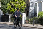 Max Arnold (Adrian Scarborough) fährt mit dem Fahrrad zur Arbeit. Max Arnold (Adrian Scarborough) fährt mit dem Fahrrad zur Arbeit.