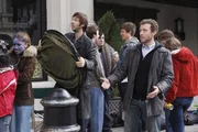 Hodgins (TJ Thyne, re.) und Jeffersonian intern Colin Fisher (Joel David Moore, L) camp out for tickets to the premiere of the new James Cameron film "Avatar".
