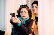 Annie Gréco (Émilie Gavois-Kahn) und Rose Bellecour (Chloé Chaudoye) Annie Gréco (Émilie Gavois-Kahn) und Rose Bellecour (Chloé Chaudoye)