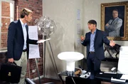 Lutz (Simon Mantei, l.) stellt Drechsler (Klaus Christian Schreiber, r.) zur Rede. Ein Datum im Beweisbrief aus Lüneburg macht ihn stutzig. Lutz (Simon Mantei, l.) stellt Drechsler (Klaus Christian Schreiber, r.) zur Rede. Ein Datum im Beweisbrief aus Lüneburg macht ihn stutzig.