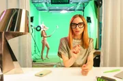 Ernst (Julia Edtmeier) leitet die Influencer-Agentur Branded Entertainment und genie&szlig;t es durchaus, einer nun ehemaligen Klientin mitzuteilen, dass sie &bdquo;auszuzzelt&ldquo; sei.
