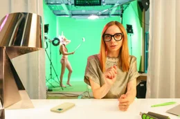Ernst (Julia Edtmeier) leitet die Influencer-Agentur Branded Entertainment und genie&szlig;t es durchaus, einer nun ehemaligen Klientin mitzuteilen, dass sie &bdquo;auszuzzelt&ldquo; sei.