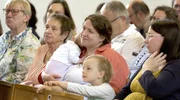 Jenny Loos (3.v.l.) mit ihren beiden Kinder beim Ordinations-Gottesdienst f&uuml;r Philipp im rheinland-pf&auml;lzischen Waldfischbach-Burgalben.