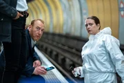 Ashley Wilton (Sophie Stone, r.) und Max Arnold (Adrian Scarborough, l.) werden bei Ihren Ermittlungen am Tatort von einem Straßenmusiker gestört. Ashley Wilton (Sophie Stone, r.) und Max Arnold (Adrian Scarborough, l.) werden bei Ihren Ermittlungen am Tatort von einem Straßenmusiker gestört.
