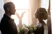 Oswald Mosley (r., Joshua Sasse) und Diana Mitford (l., Joanna Vanderham). Oswald Mosley (r., Joshua Sasse) und Diana Mitford (l., Joanna Vanderham).