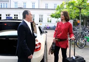 Ankunft in L&uuml;neburg: Jana (Jenny J&uuml;rgens, r.) begegnet am Bahnhof Sebastian Klaus Zmorek (l.), Liebe und Schmerz ihrer Jugend. Er erkennt sie nicht wieder, wei&szlig; nicht, was er Jana angetan hat.