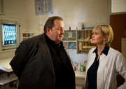 ARD PFARRER BRAUN: BRAUNS HEIMKEHR, Dr. Koenig (Katharina Schubert) hat keine guten Nachrichten f&uuml;r Pfarrer Braun (Ottfried Fischer).