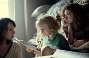 Jessica Mitford (Zoe Brough), Unity Mitford (Shannon Watson) und Deborah Mitford (Orla Hill).
