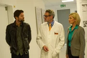 Martina Seiffert (Astrid M. Fünderich, r.) und Jo Stoll (Peter Ketnath, l.) befragen Dr. Karl Petridis (Stephan Benson, M.) zu seiner Beziehung zum Opfer. Der Mediziner versichert den Kommissaren, dass sie professioneller Natur war. Martina Seiffert (Astrid M. Fünderich, r.) und Jo Stoll (Peter Ketnath, l.) befragen Dr. Karl Petridis (Stephan Benson, M.) zu seiner Beziehung zum Opfer. Der Mediziner versichert den Kommissaren, dass sie professioneller Natur war.