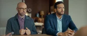 Augustin (Julien Arruti, l.) und Medhi (Tarek Boudali) sind bereit, f&uuml;r ihren Freund Greg noch einmal ein L&uuml;gengespinst zu entwerfen - mit ungeahnten Folgen f&uuml;r alle Beteiligten.