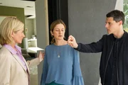 Die Befragung der an Narkolepsie leidenden Jana Petridis (Elisabeth von Koch, M.) gestalte sich für Martina Seiffert (Astrid M. Fünderich, l.) und Rico Sander (Benjamin Strecker, r.) schwierig. Sie droht immer wieder einzuschlafen. Die Befragung der an Narkolepsie leidenden Jana Petridis (Elisabeth von Koch, M.) gestalte sich für Martina Seiffert (Astrid M. Fünderich, l.) und Rico Sander (Benjamin Strecker, r.) schwierig. Sie droht immer wieder einzuschlafen.