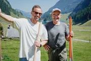 v.li.: SRF-Redaktor Jan Fitze und Albert Breitenmoser, der die Seealp betreibt und sie f&uuml;r ein paar Tage an Jan Fitze &uuml;bergibt.