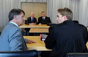 Vater und Sohn auf verschiedenen Prozess-Seiten: Lutz (Simon Mantei, r.) vertritt Drechsler (Klaus Christian Schreibr, l.), sein Vater Torben (Joachim Kretzer, 2.v.r.) vertritt Thomas (Gerry Hungbauer, 2.v.l.). Vater und Sohn auf verschiedenen Prozess-Seiten: Lutz (Simon Mantei, r.) vertritt Drechsler (Klaus Christian Schreibr, l.), sein Vater Torben (Joachim Kretzer, 2.v.r.) vertritt Thomas (Gerry Hungbauer, 2.v.l.).