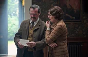David Freeman-Mitford (l., James Purefoy) und Sydney Bowles Mitford (r., Anna Chancellor). David Freeman-Mitford (l., James Purefoy) und Sydney Bowles Mitford (r., Anna Chancellor).