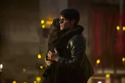Nick (David Giuntoli, r.) steht vor einem Fall bei dem selbst ihm die Spucke weg bleibt. Ein Musiklehrer wurde von Ratten grausam zerfressen. Als auch Sarah (Amelia Rose Blaire, l.) von den Nagetieren befallen wird, scheint Nick gerade noch rechtzeitig zu einzutreffen ...