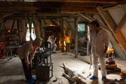 In ihrer Stube wurde die weiße Hexe Emma Brecht (Gesine Hannemann, M. liegend) erschlagen. Martina Seiffert (Astrid M. Fünderich, l.) lässt sich von Benedikt Förster (Florian Wünsche, r.) die ersten Infos geben, während Jan Arnaud (Mike Zaka Sommerfeldt, M.) im Hintergrund Spuren sichert. In ihrer Stube wurde die weiße Hexe Emma Brecht (Gesine Hannemann, M. liegend) erschlagen. Martina Seiffert (Astrid M. Fünderich, l.) lässt sich von Benedikt Förster (Florian Wünsche, r.) die ersten Infos geben, während Jan Arnaud (Mike Zaka Sommerfeldt, M.) im Hintergrund Spuren sichert.